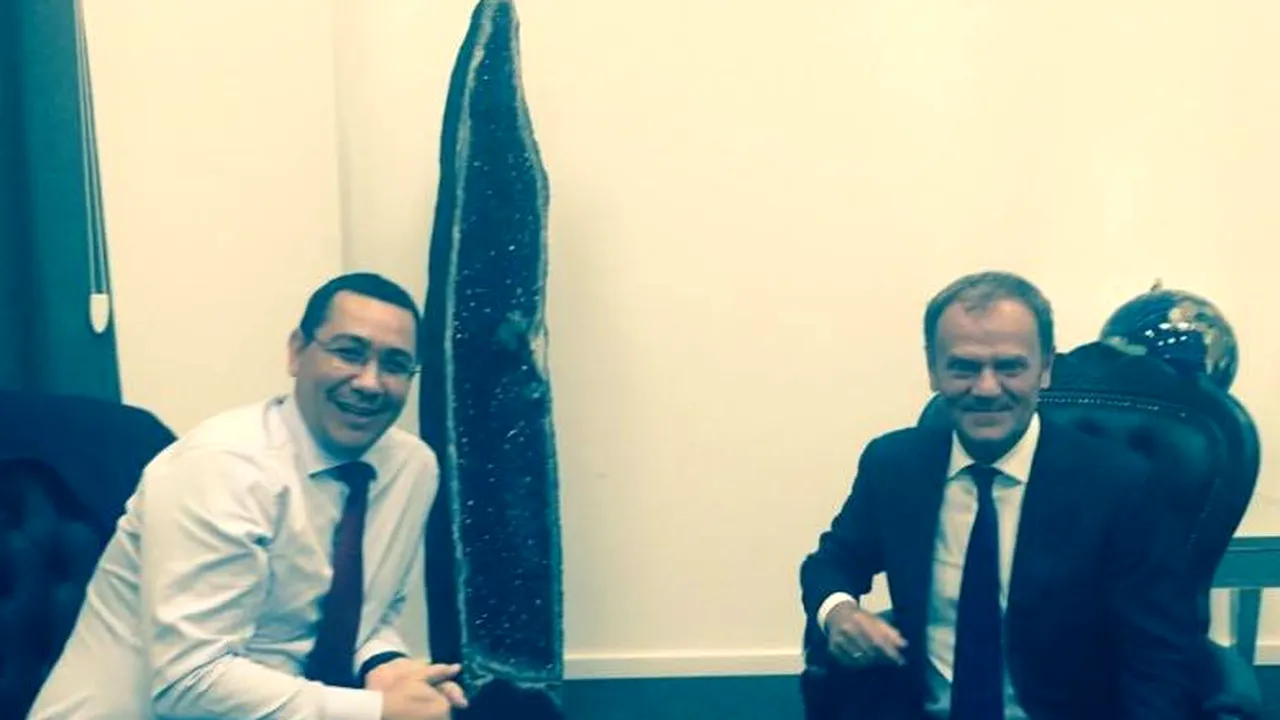 Ponta se pozează cu  președintele Consiliului European, Donald Tusk, după ședința PSD
