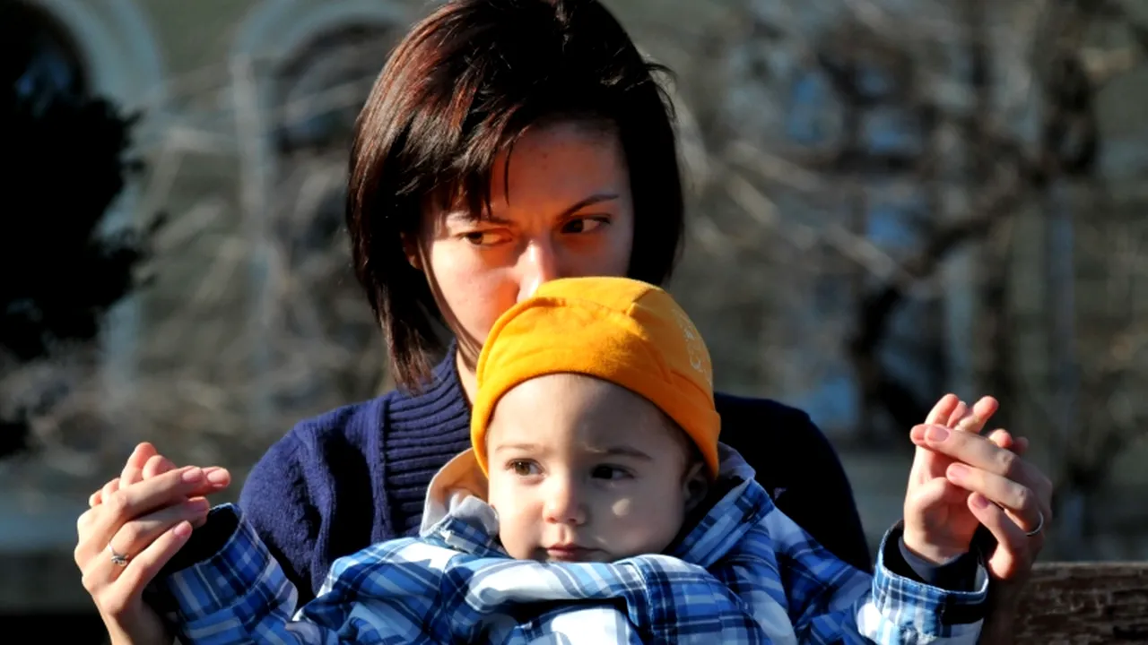 Camera Deputaților: De la 1 octombrie 2012, indemnizația de creștere a copilului revine la 85% din venituri. Câți bani primești dacă stai acasă un an sau doi 