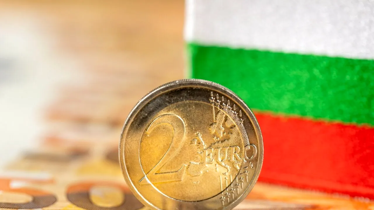 Bulgaria ar putea adera la zona EURO în 2026. Președintele țării e reticent și cere un referendum național. Reacția dură a premierului Jeliazkov