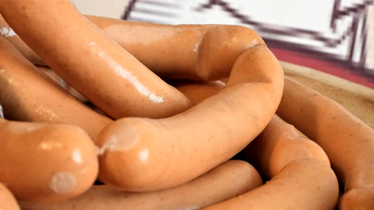 Mănânci crenvurști de pui din comerț?! Din ce sunt făcuți, de fapt. Cum a reacționat APC România