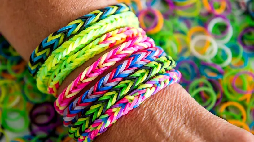 Brățările Rainbow Loom falsificate pot fi cancerigene. Poliția italiană a confiscat, deja, 20 de milioane de bucăți