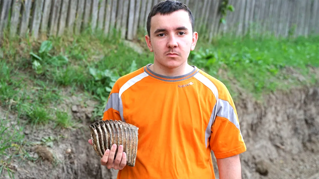 Codruț din Vatra Hudești a găsit o mare comoară. Ce este acest obiect descoperit din greșeală, pe ulița unui sat din Botoșani
