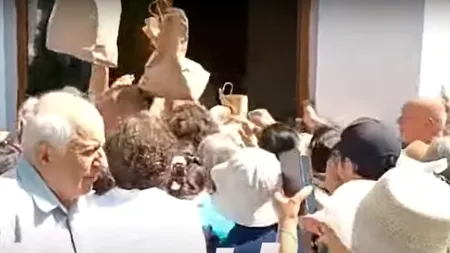 VIDEO | Imaginile UMILINȚEI la o biserică din Pitești. Oamenii s-au călcat în picioare pentru o icoană şi o pungă cu mâncare