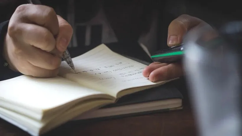 MĂRTURIE. Un elev din Craiova primește temele la telefon și a auzit de școală online doar la televizor