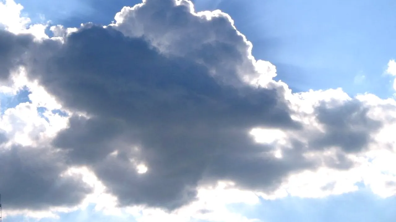 Prognoza meteo, 25 septembrie 2020. Vremea va fi în continuare caldă, dar sunt anunțate și averse