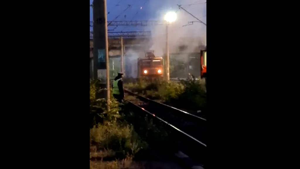 VIDEO | Locomotiva electrică a unui tren de persoane a luat foc în Gara de Sud din Ploiești. Incendiul se manifestă cu flacără deschisă și degajare mare de fum