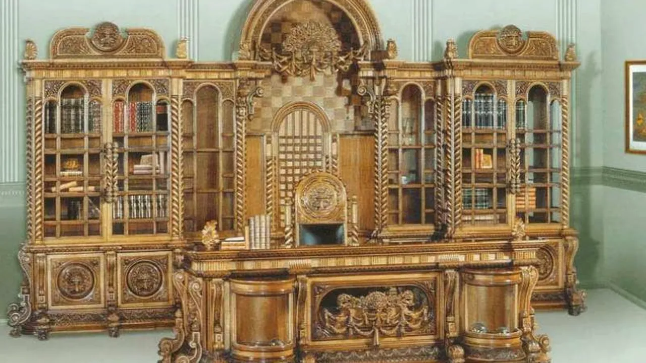 Biroul pe care urma să îl primească Ceaușescu cadou în 1990, scos la licitație