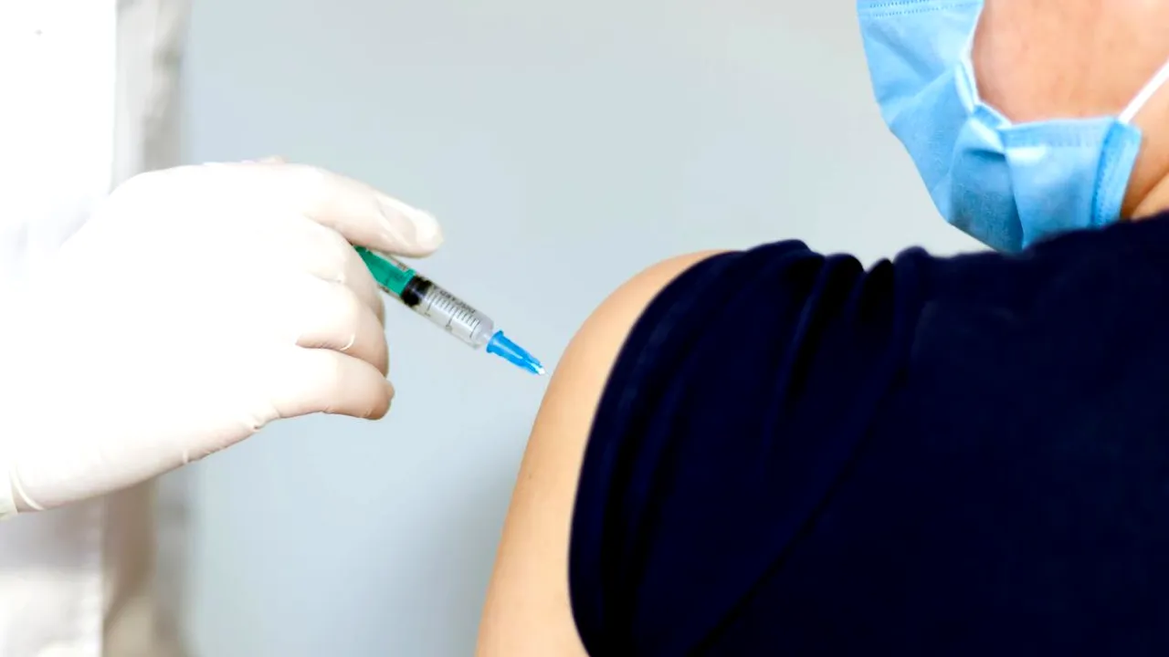 Inflamațiile cardiace ar trebui trecute ca efecte secundare ale vaccinurilor Moderna și Pfizer, spun specialiștii EMA