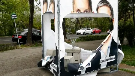 Corturile și panourile Alianței USR-PLUS, VANDALIZATE: Noi lucrăm cu voluntari, ei lucrează cu CUȚITARI - VIDEO