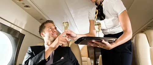 Cele 5 lucruri pe care stewardesele nu au voie să le facă în timpul zborului. Sunt strict interzise, deși par banale!