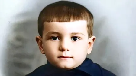 Îl recunoști? Copilul care a schimbat ISTORIA României a devenit un artist pe cât de iubit, pe atât de controversat