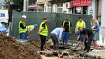 „București, în șantier”. Episodul 5. Zici că a căzut o dronă pe Bulevardul Ferdinand, unde trebuie schimbate șinele de tramvai. Șapte muncitori se uită la o groapă, ca în glumele cu „Dorel”