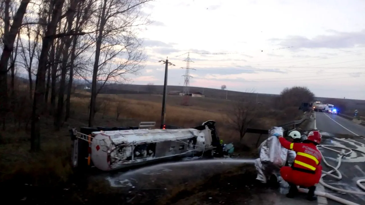 PERICOL DE EXPLOZIE. O cisternă cu benzină s-a răsturnat în Vaslui (VIDEO)