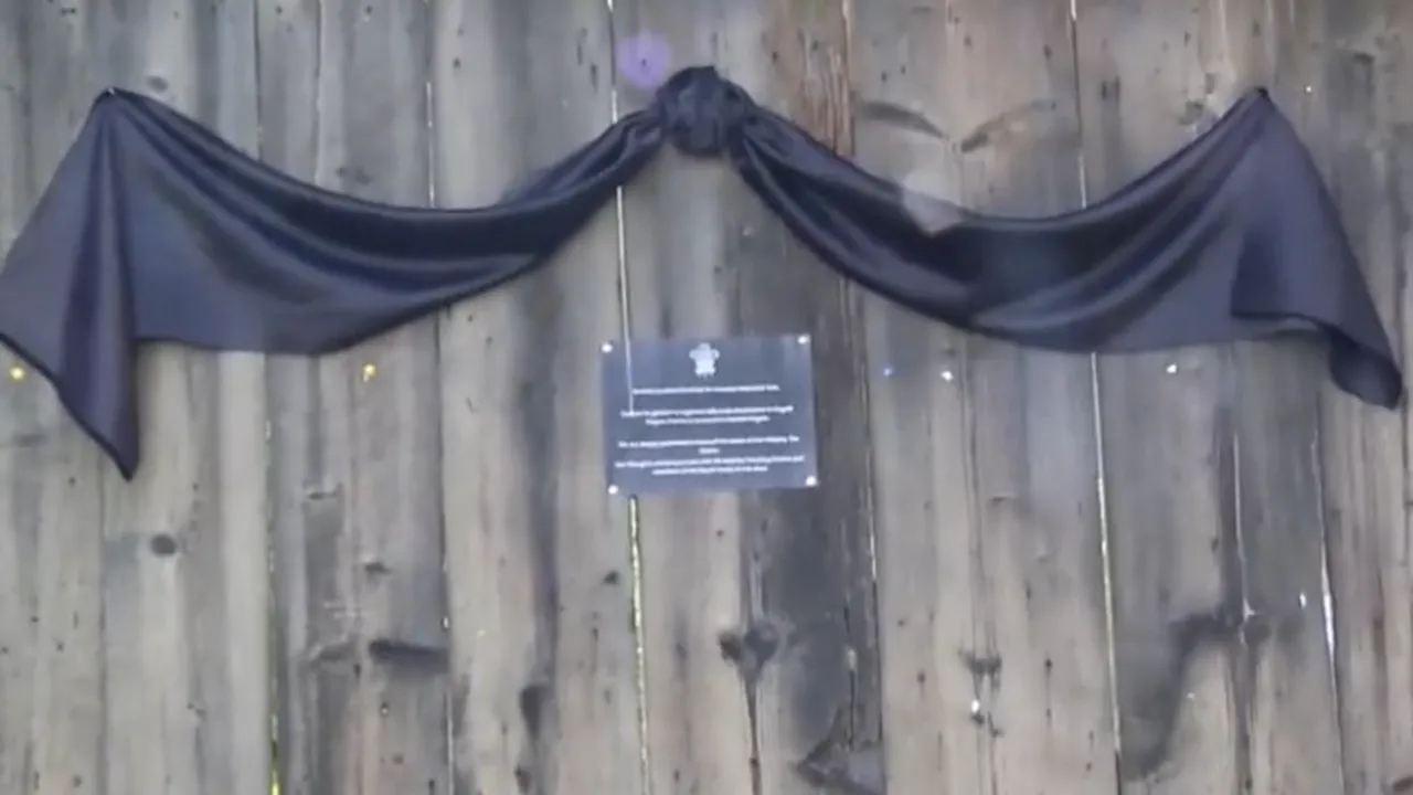 Mesaj de doliu la Viscri, pe poarta casei din România a Regelui Charles al III-lea