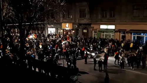 Un pacient COVID-19, martor la protestele anti-restricții din Brașov: „Ne desparte doar un gard. Ei pe stradă, cerând drepturi, dar neținând cont de obligații” - VIDEO