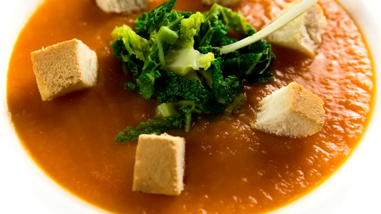 Bogate în APĂ, FIBRE și fără multe CALORII. CINCI SUPE sănătoase pe care să le încerci