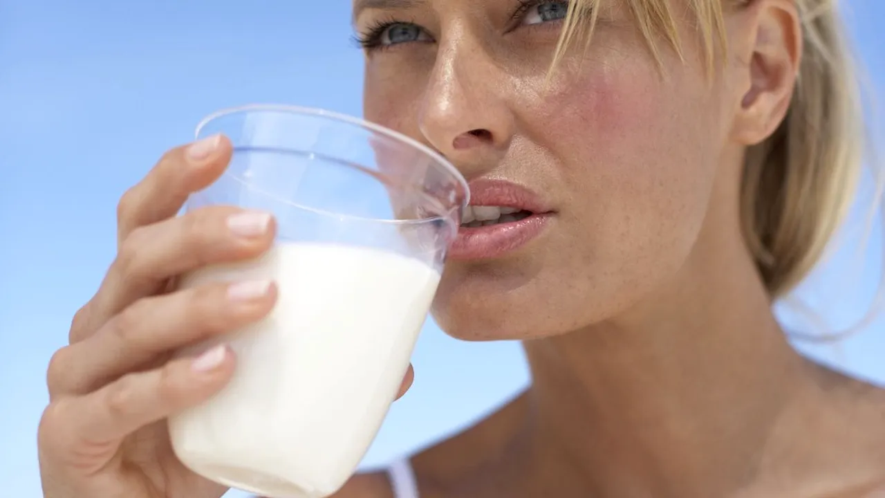 Lăptarii, din nou populari într-o capitală europeană, pe fondul creșterii interesului pentru lapte „la sticlă