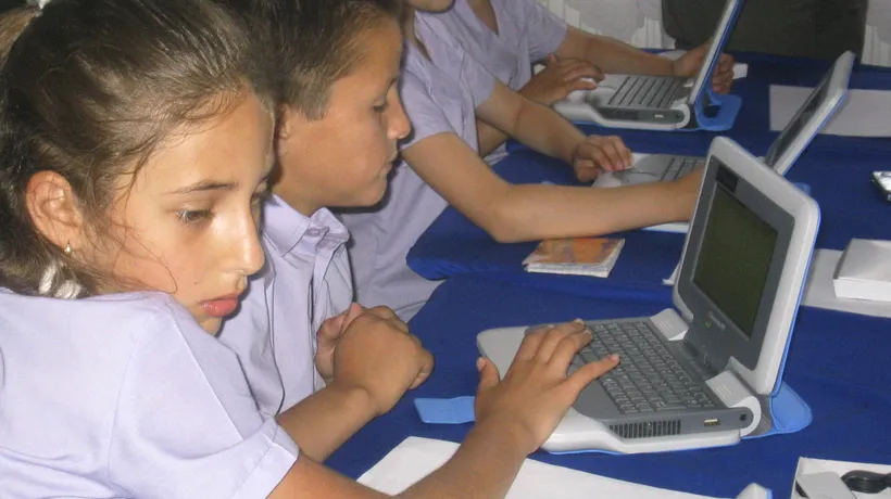 Elevii defavorizați pot primi 200 de euro de la stat pentru a-și cumpăra tablete și calculatoare