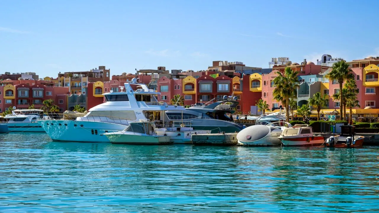 Destinațiile exotice unde românii fac plajă și înoată cu delfinii: 