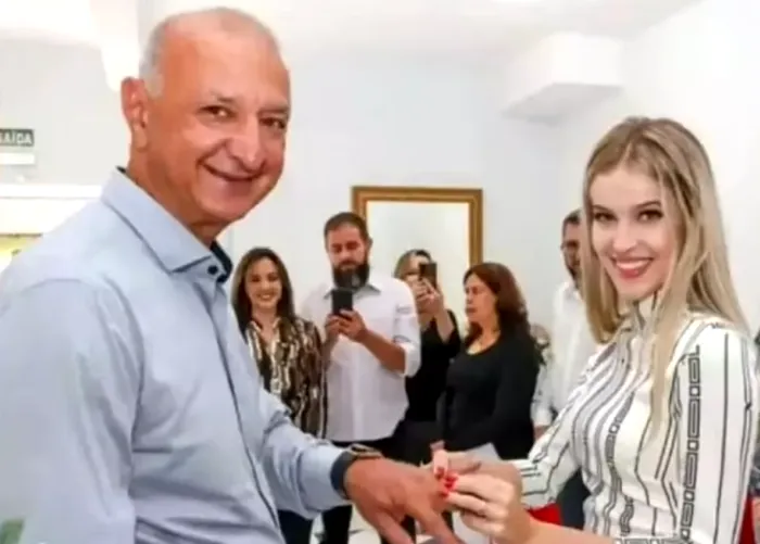 Un primar de 65 de ani s-a căsătorit cu o fată de 16 ani / Sursa foto: Daily Mail