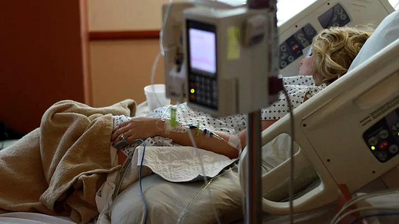 O suceveancă este internată la ATI cu botulism, după ce a mâncat o conservă de legume