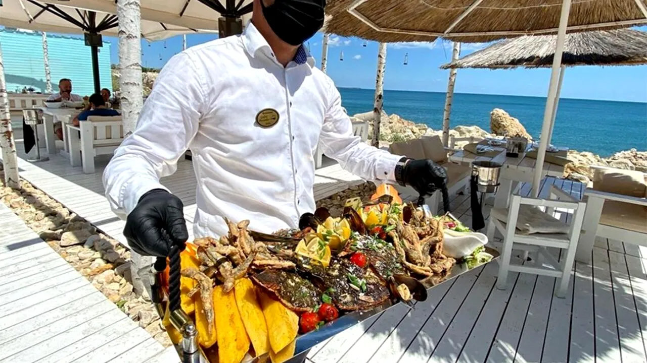 Ce SALARIU lunar primesc barmanii și chelnerii în stațiunea Mamaia, acum, în 2023