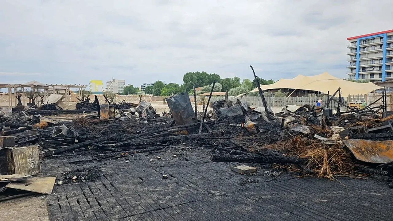Incendiu devastator pe plaja H2O din Mamaia. Două beach baruri au fost distruse de flăcări