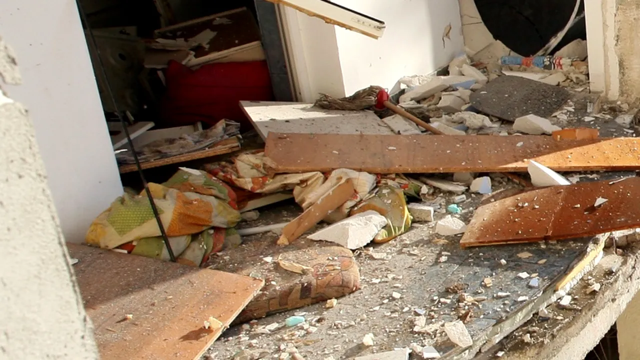 Mai multe garsoniere din Uricani, afectate de o explozie după ce un bărbat și-a incendiat locuința