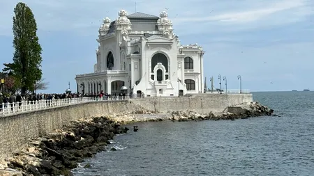 Faleza din fața Cazinoului din Constanța, plină de turiști. Care este prețul biletului de intrare