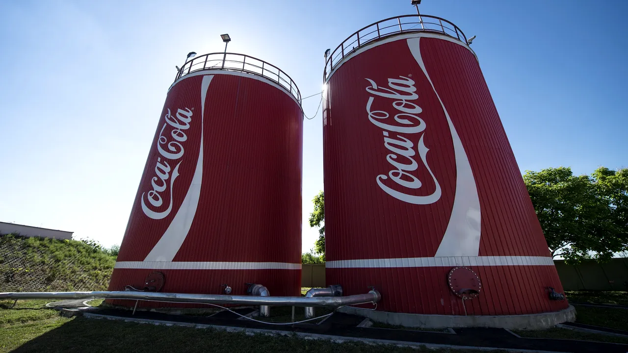 Motivul pentru care unele sticle de Coca-Cola au capac galben în loc de roșu. Când se petrece „fenomenul”