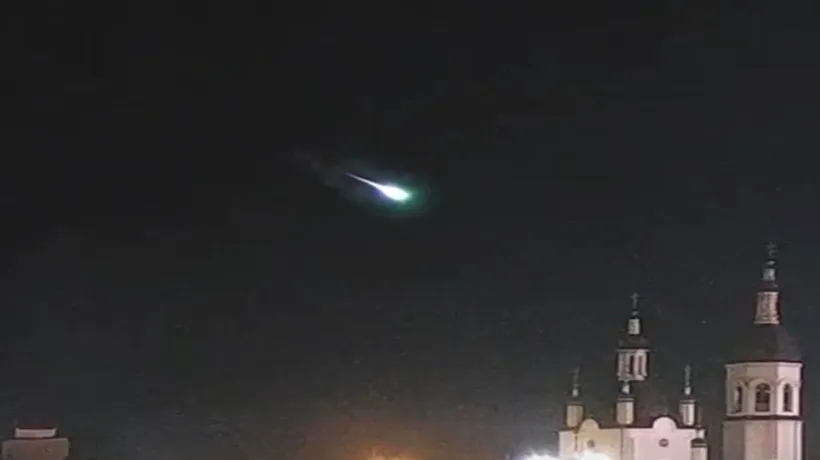 VIDEO UIMITOR. O „minge de foc” a traversat cerul în Rusia, apoi a „dispărut” pe pământ. Locuitorii sunt panicați!