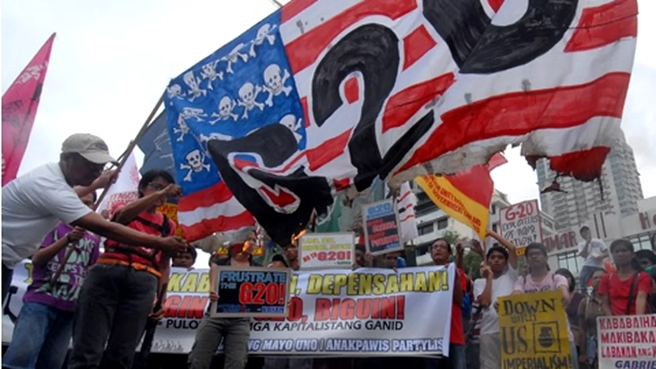 O mașină de poliție a intrat în plin în participanții la un violent protest antiamerican din Filipine: 