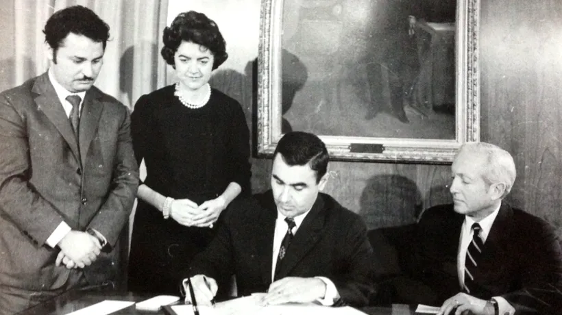 ATUNCI A ÎNCEPUT TOTUL: Ce credeți că semnează Florea Dumitrescu, ministrul de Finanțe al lui Ceaușescu, în această imagine din 1975? EXCLUSIV