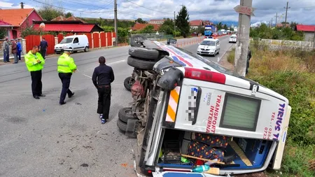 Accident grav în Argeș. Un om a murit, iar alți cinci sunt răniți, după ce un microbuz s-a răsturnat într-o curbă periculoasă