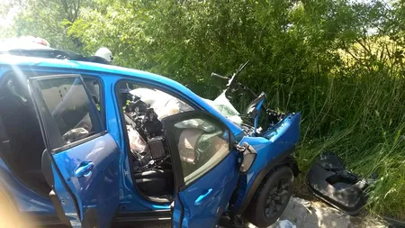 Șoferul unei mașini de teren a murit, după ce a intrat pe contrasens și a lovit un camion cu lemne pe un drum din județul Hunedoara (FOTO - VIDEO)