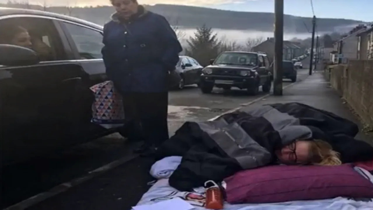 O femeie a fost lăsată șase ore pe trotuar până la venirea ambulanței și a murit mai târziu la spital