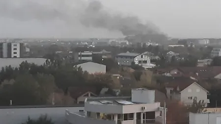 VIDEO EXCLUSIV | Incendiu puternic în Cartierul Ghencea. Un imobil a fost cuprins de flăcări