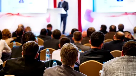 Ce se întâmplă când pui un român să vorbească în public