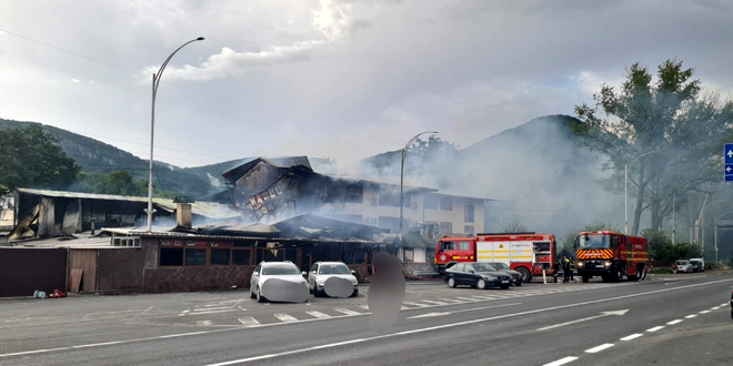 Incendiu devastator în Băile Herculane. Un motel și un restaurant s-au făcut scrum