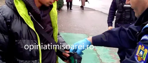 Un tânăr care a vrut să-i fure geanta unei femei în Timișoara, prins de câțiva bărbați care au sărit în apărarea victimei. VIDEO