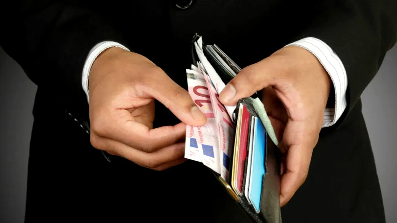 Salariul mediu net a SCĂZUT în mod real în România. Inflația, mai mare decât creșterea salariilor