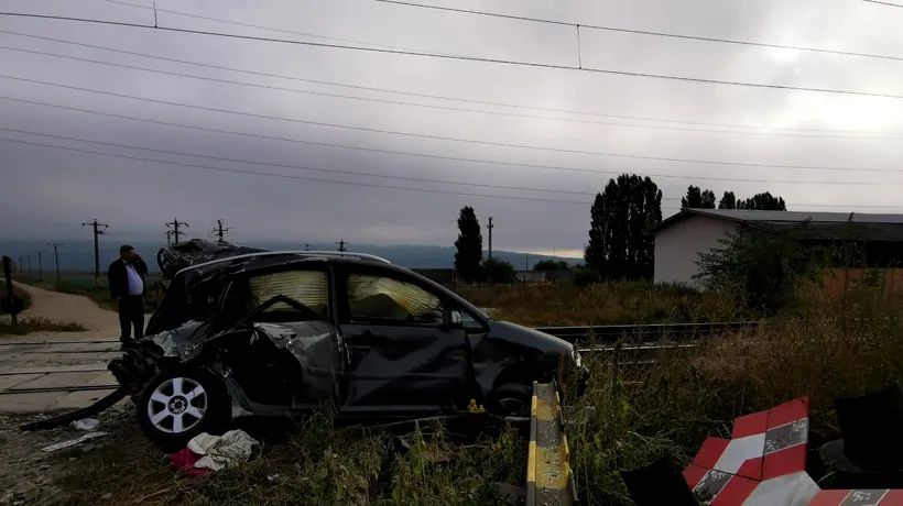 Un șofer a scăpat miraculos dintr-un accident, în Bacău, după ce mașina sa a fost lovită de un tren
