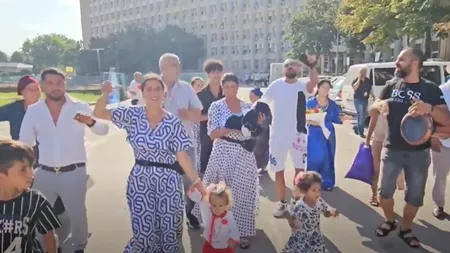 PETRECERE cu lăutari și șampanie în fața Spitalului Județean din Constanța. Rudele unei paciente nu au mai ținut cont de reguli