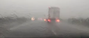 Ploaie TORENȚIALĂ pe A1. Sunt coloane de mașini oprite, pentru că nu se vedea nimic pe drum