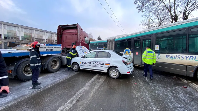 FOTO | Accident pe un bulevard din Cluj-Napoca. O mașină a Poliției Locale s-a ciocnit cu un autobuz și un cap tractor