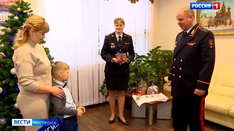 Imagini halucinante transmise de o televiziune din Rusia! Un băiețel de numai șase ani, care și-a pierdut tatăl în război, recompensat cu un smartwatch și o mașinuță de poliție