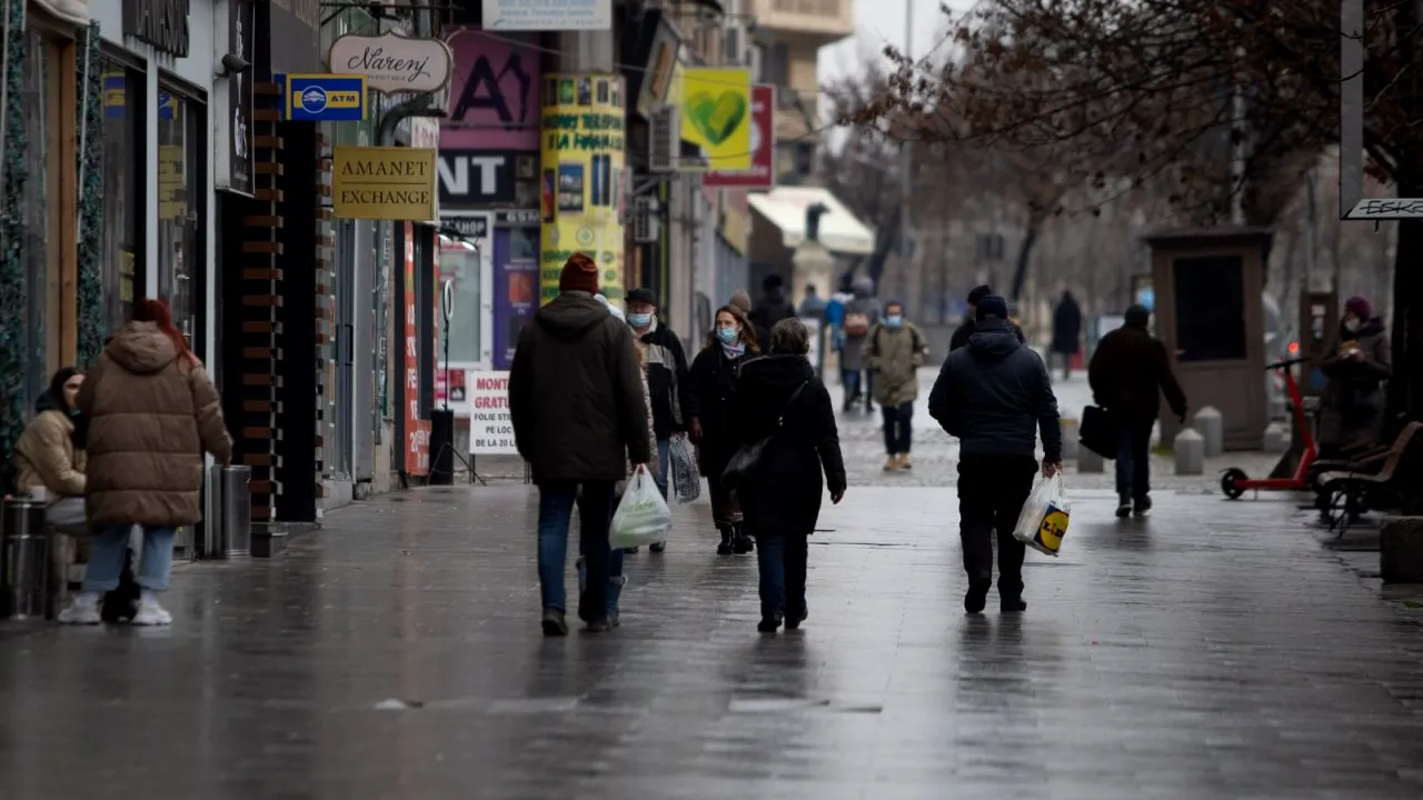 Vântul puternic va amplifica senzația de frig și vor fi condiții de ninsoare slabă. Prognoza specială a ANM pentru Capitală până miercuri