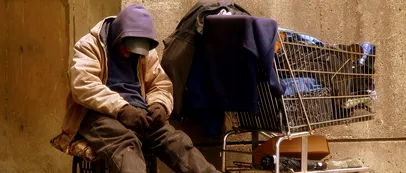 Un om al străzii, înarmat cu un cuțit, ATACĂ medicii de pe ambulanță veniți să-l ajute. Ce i-a făcut unei asistente