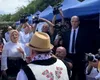 La Broșteni, nu a stat de vorbă cu localnicii. Peste Prut, Bolojan ciocnește și petrece la Festivalul Tezaur Național. I-a cântat și un ansamblu