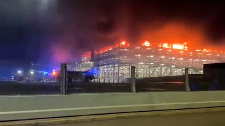 VIDEO | Zboruri ANULATE pe Aeroportul Luton din Marea Britanie, din cauza unui incendiu uriaș produs în parcare. Sute de oameni, blocați în terminal